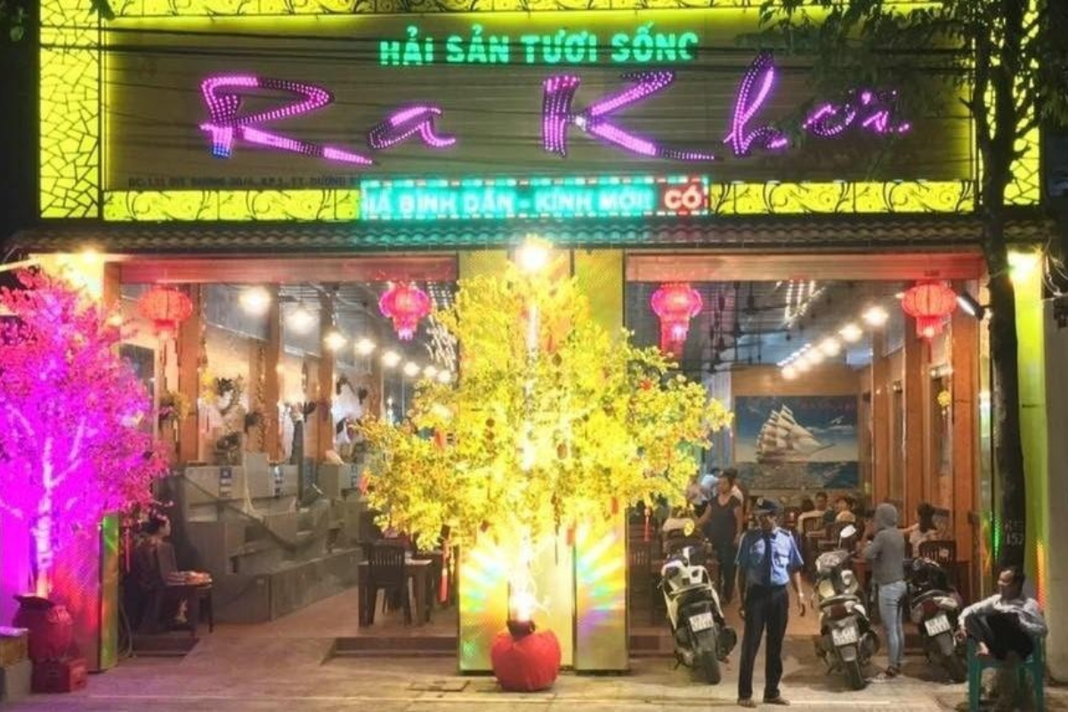 Ra Khoi 餐厅提供多种海鲜选择，适合朋友聚会和家庭用餐