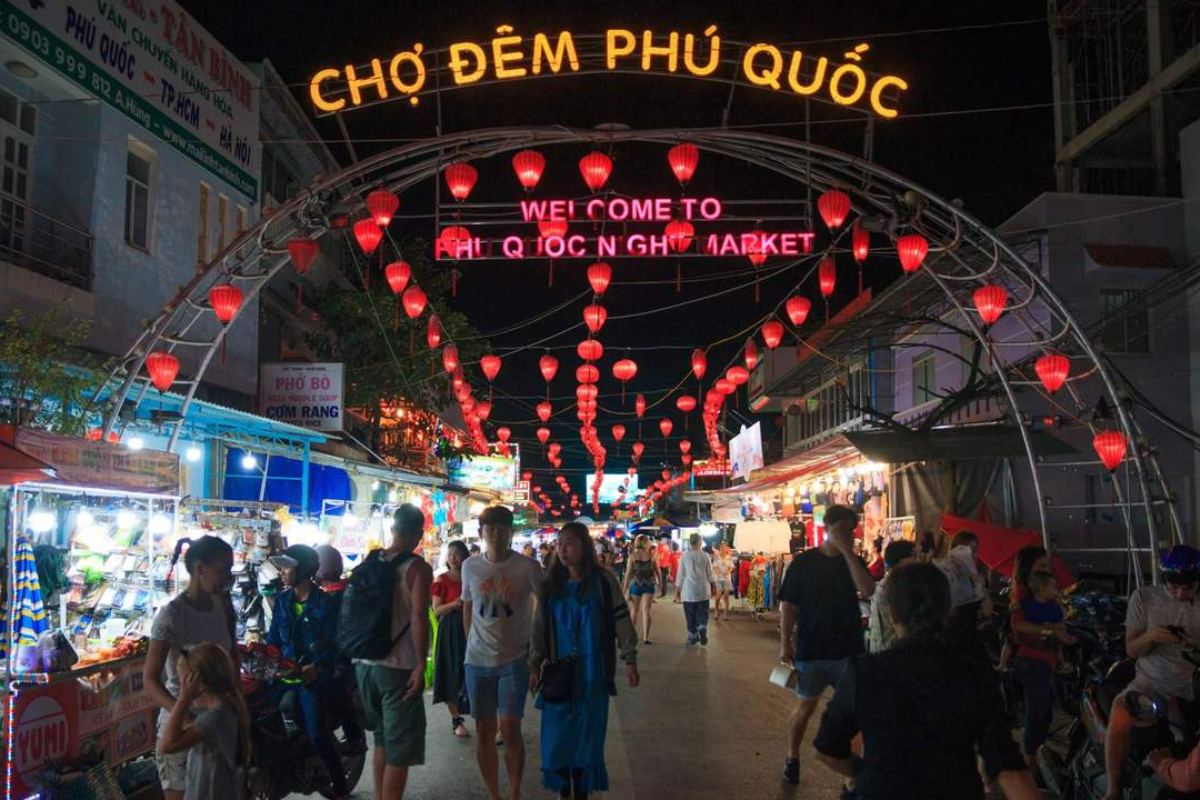 富国岛夜市夜晚热闹，可以品尝多种诱人的烤海鲜
