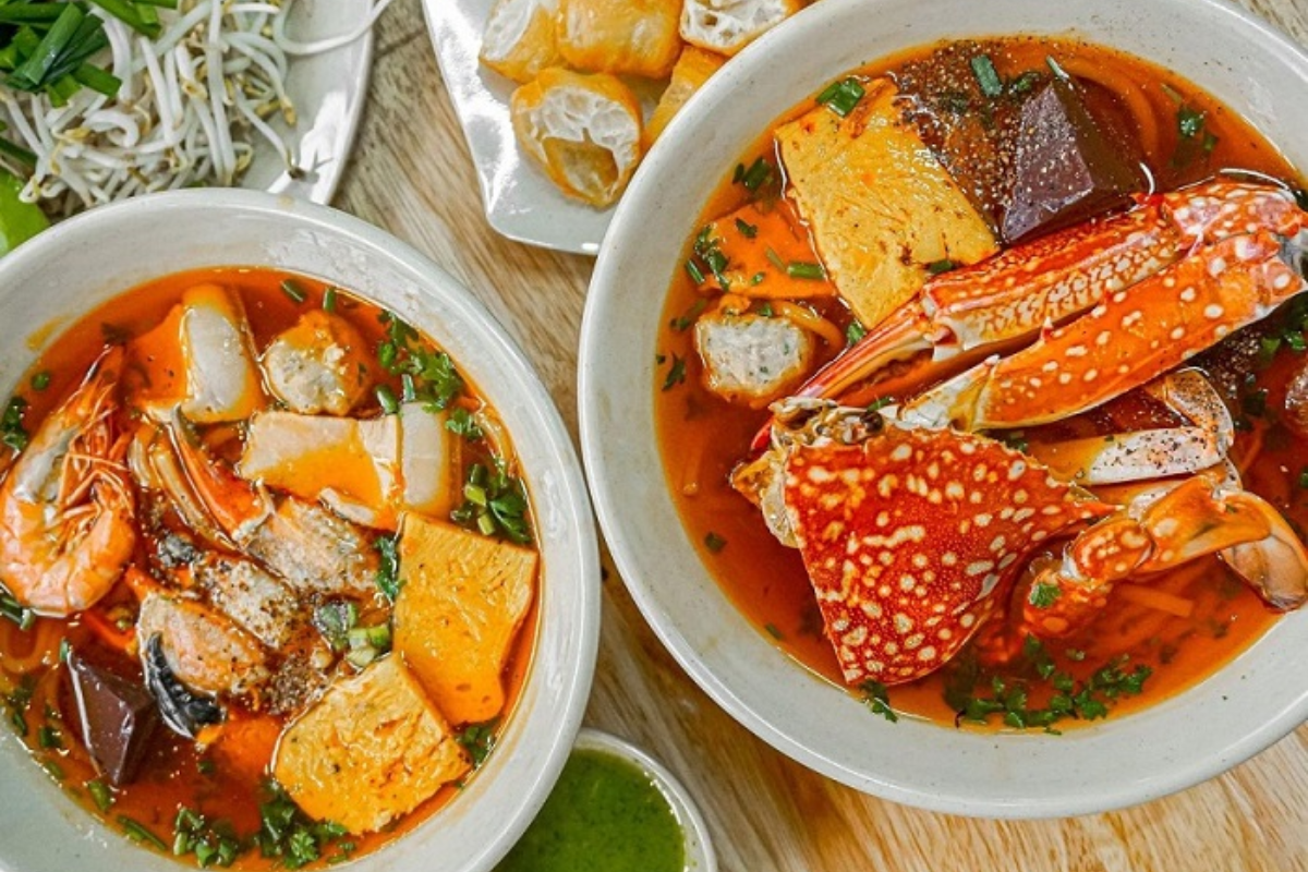 螃蟹汤粉以鲜甜蟹肉、柔软汤粉和浓郁的海鲜汤底吸引食客，是喜欢海鲜的人值得尝试的早餐