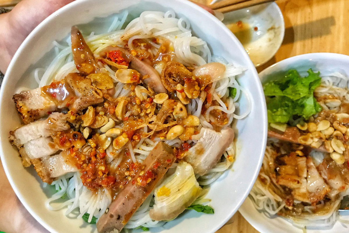鱼露米粉风味浓郁，配料丰富，并搭配新鲜蔬菜，适合喜欢重口味的食客