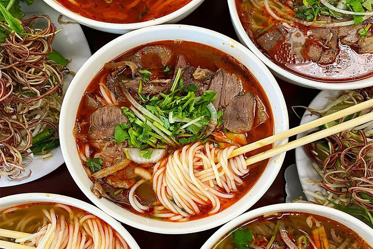 顺化牛肉米粉以香茅汤底、牛肉和肉糕为特色，是熟悉又能带来饱腹感的早餐选择