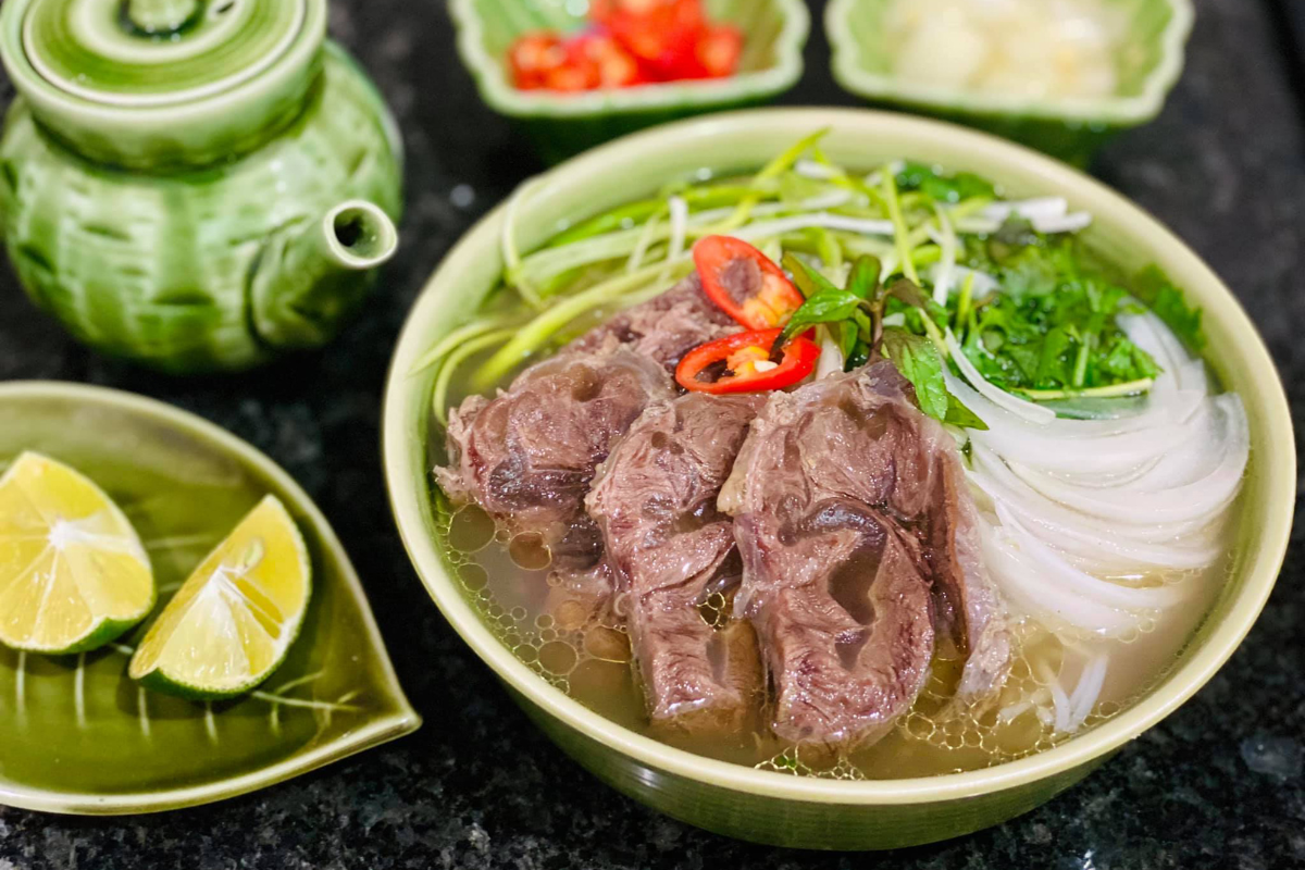 热腾腾的牛肉河粉搭配鲜甜汤底、嫩牛肉和香草，适合不同口味的游客